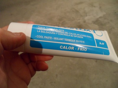 Decir también que existe pasta fría para no recalentar la sierra evita el destemple de lo que queramos soldar, bien llamada pasta termo aislante, se añade en los puntos que no queremos recalentar, añadiremos en su extensión.