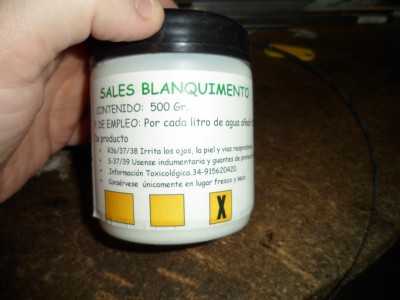 Decir también que está las sales de blanquimiento para que la soldadura no quede oscura. Estas sales añadidas en agua en su tanto por ciento no dejan que quede negra la soldadura, hace las veces del cianuro que era muy peligroso, con esto lo evitaremos.