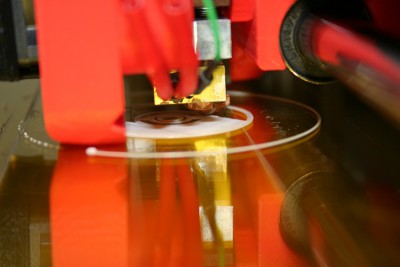 Lateral del carrete del chigre en proceso de impresión con la impresora 3D.