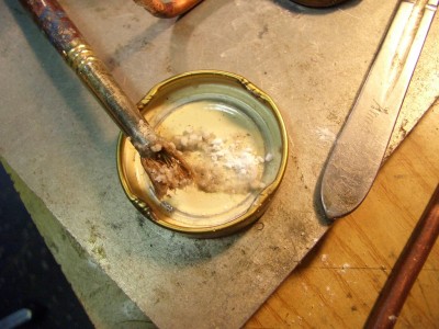 Preparación de una pasta con el polvo del flux y agua