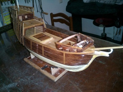 Vista  del modelo con el casco practicamente terminado por fuera y con las cubiertas casi terminadas.
