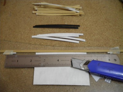 Corto con un cutter con la hoja afilada tanto las tiras de chapa blancas como las negras.