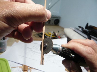 Con un disco esmeril de 0,5 mm de espesor, ranura la varilla por la sección de 2 mm hasta conseguir una ranura que tenga el mismo largo que la crujía de la estampa de proa.