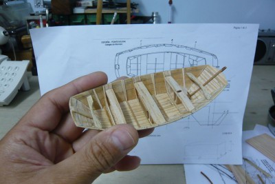 Vista de todos los elementos interiores de la gamela ya construidos. <br />A la pasteca de proa ya le he hecho la ranura donde se aloja la roldana. Esta ranura la hice de la misma forma que la anterior para encajar la pasteca en la estampa.