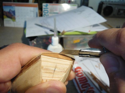 Con el cúter hago una incisión de la misma profundidad que el espesor de la cinta, 0,5 mm, y a todo lo largo de la marca.