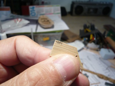 Comienzo a hacer los pasacabos de la escota, dibujando en una tablita de madera de boj de 2mm de espesor, el perfil de esta pieza.
