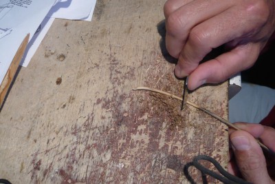 Comienzo por eliminarle la corteza a una ramita de granado que tiene un poco de forma curva. Eliminar la corteza es sencillo: con el dorso de la cuchilla del cúter, raspo la superficie de la ramita. Con el filo también se puede hacer pero se estropea éste y puedo cortar la pieza.