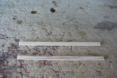 Con dos tablillas de pino de 4X1,5 mm y del mismo largo que el remo, dibujo en una de ellas el contorno del remo.