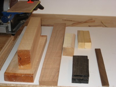 Las maderas: tilo , boj , naranjo , cerezo y ebano , aparte contrachapado de 0.7mm para las cuadernas y 0.3mm para la 1ª cubierta.