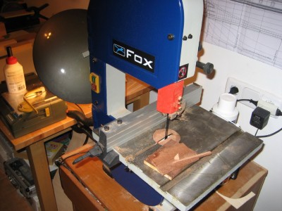 Sierra de cinta FOX: Imprescindible ya que la madera la adquiero de fábrica en tablones moderadamente gandes.