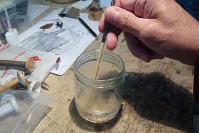 Removiendo con un palillo, fuerzo la disolución de la cola de pescado en el agua.