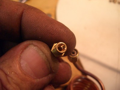 Hay que abrir el orificio a 3 mm y una profundidad de aprox 3,5 mm, para permitir que el casquillo o bicono  no  quede  en un extremo
