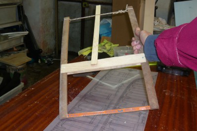 435       Para descansar de tanta línea y como tendré que cortar el medio casco a modo de lonchas por las líneas que he marcado, he elaborado una sierra como la de los carpinteros antiguos, pero con una separación entre la hoja y el nervio central suficiente para librar la medida de la manga del casco. La sierra es de las que se usan para cortar metales. Esta sierra tiene un diente muy pequeño, ideal para cortar poliestireno sin desportillarlo.