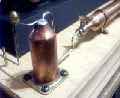 SEPARADOR DE LIQUIDO-GAS DEL QUEMADOR (EL TUBO CAPILAR HACE DE REGULADOR DE PRESION)