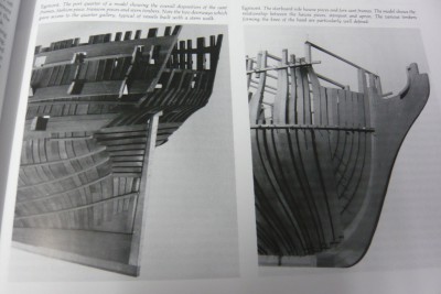 Una foto de un libro que tengo de barcos de la época, donde se aprecia la forma de construir la popa y la proa