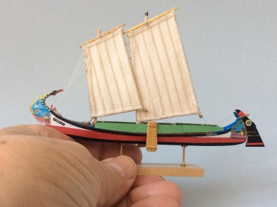 Compañeros, mirar el tamaño de la uña y mirar el barco...<br />¡pero mirar las pinturas de proa y popa!!!<br />¡¡Qué están pintadas a mano!!!