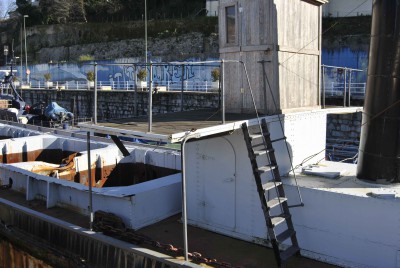 El ala de la cantara no deja prácticamente espacio entre la cabina y la cantara. La sujeción lateral de la pasarela del puente es solo una barra pequeña