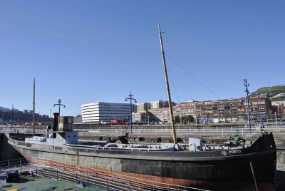 Detalle donde se ve la inclinación del mástil de proa. En la borda no hay compuertas para desalojar el agua de cubierta como aparece en los planos.