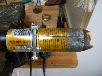 Para que el barrote pueda girar, dentro de lo que llamaremos luneta, habrá que protegerlo...La chapa de una lata de cerveza, puede valer.