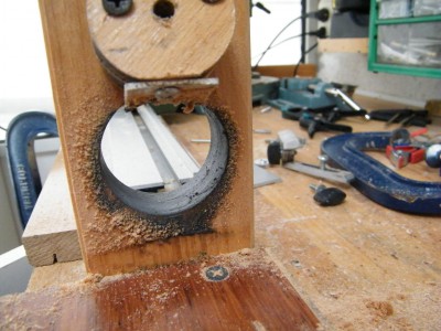 Abrimos un agujero en un trozo de madera. &quot;Eso&quot; será nuestra luneta.<br />El agujero debe estar centrado, sobre todo en altura, al eje imaginarios del torno.