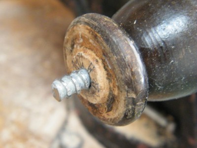 No ha habido problema en coger, con las garras del plato del torno, uno de los extremos; pero al otro ha habido que ponerle ese tornillo para poder cogerlo.