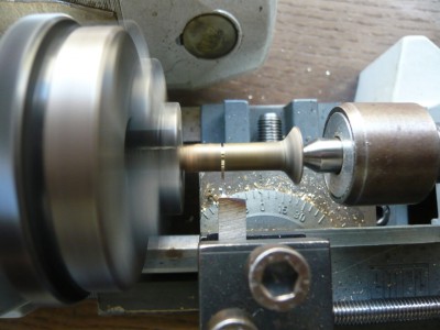 En el torno tronzo el tirafondo, aprovechando una parte de rosca de madera y otra lisa, hasta conseguir el largo del casquillo que he proyectado.