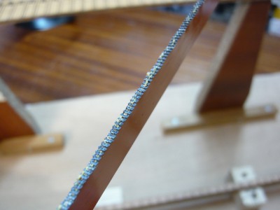 Las tres hojas de sierra de metal unidas con cola de contacto para hacer un corte más ancho.