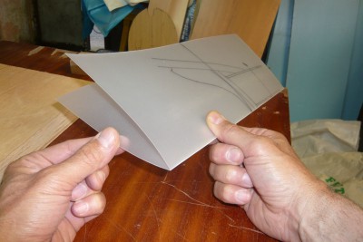 Para hacer las plantillas, empleo una lámina de plástico transparente doblada a la mitad.
