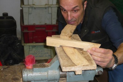 Con éste… “calibre”  voy comprobando el grueso de la tabla para no pasarme. Esta herramienta no es más que un taco de madera al que le hice un puente; en el arco del puente clavé una punta hasta que el extremo saliente estuviera a 3,5mm de las patas del puente.<br />Ahora solo tengo que ir pasando este calibre por encima de la tabla, apoyando las patas sobre la superficie plana. Donde tropieza la punta, es donde tengo que desbastar.