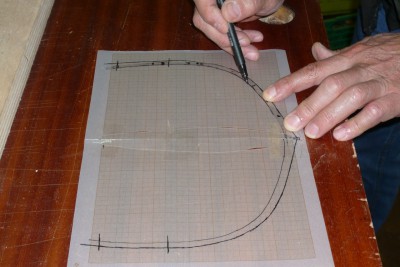 He fabricado con acetato transparente una plantilla que me da los espesores trasversales de la cuaderna. Con esta plantilla marco el contorno interior de la cuaderna.<br />Esta plantilla la utilizaré para casi todas las cuadernas.<br />También dibujo la caja donde se incrustará la sobrequilla. El milimetrado del vegetal facilita el marcado de medidas.