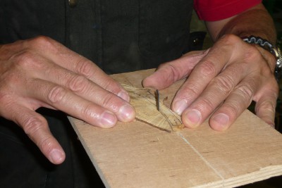 Empiezo a recortar con la caladora. Corto las piezas con un poco de sobremedida para poder recortarlas cuando estén completamente montadas.<br />Hay que sujetar la madera lo más cerca de la sierra para evitar enganchones, pero con cuidado, se entiende, de no meter los dedos en la hoja.