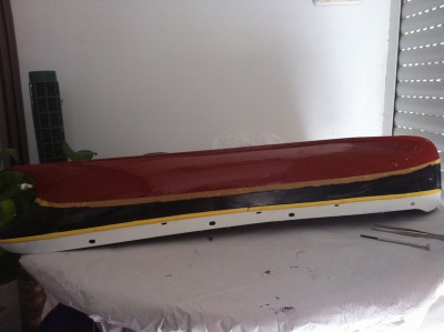 Ya estoy con la pintura, la obra viva lleva 4 manos de rojo ingles y la obra muerta la primera de negro