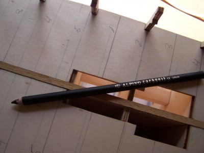 Este es el lápiz con el que estoy canteado las tablas de 0,6mm. Lo estoy haciendo una a una para marcarlo bien.