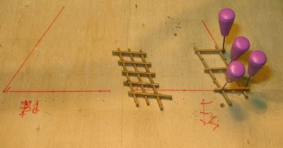 Dibujo los ángulos en un contarachapado que recubro de de cello, pongo alfileres para sujetar y pego con cyano. Una vez hecho hay que lijar por todos lados.