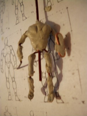 Una vez endurecido doblar las articulaciones para lograr la posición deseada de la figura.  Continuar agregando masilla cubriendo articulaciones y logrando mas detalles