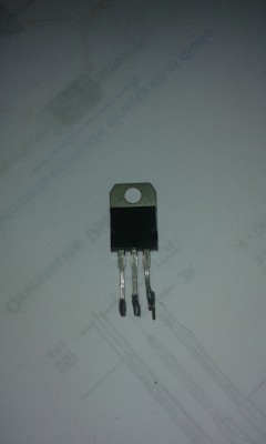 aquí limpiaba un transistor 555, ya que también hice un circuito con ese integrado, para regular el pulso del motor y hacer que fuera mas lento..