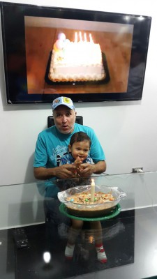 mi sobrino care de papa, siempre de sapo apago la vela, porque todo cumpleaños, el cree que es de el je je je..