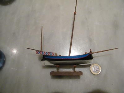 Por favor, fijaros en el tamaño del Euro y en el del barco...en la pintura...