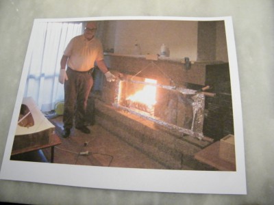 Para poder adaptar el metacrilato a la forma del molde, contó con la ayuda de &quot;Llaud Mallorquín&quot; a quien vemos en la foto junto al fuego.
