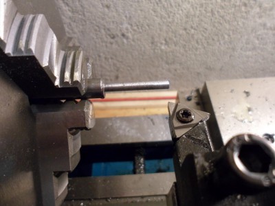 Colocado en el mandril empezamos a tornear con un porta para insertos construido por mi que tiene puesto una plaquita de metal duro cogida con un tornillo torx para que el agarre sea fuerte.
