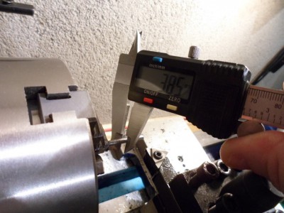 Pegamos un salto gordo y vemos que el vástago ya esta casi concluido en su torneado calibrado a 3,85 MM casi esta el objetivo es llegar a los 3,20 MM. Seguimos....