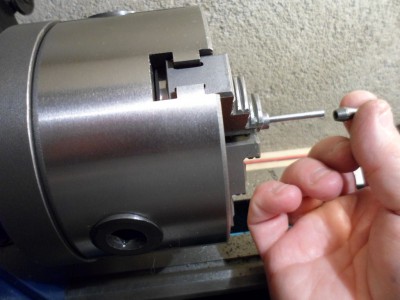 Vemos el mandril del torno con el vástago o mango ya concluido, procedemos a las comprobaciones con la pinza a la que tenemos que pasar a 3,20 MM.