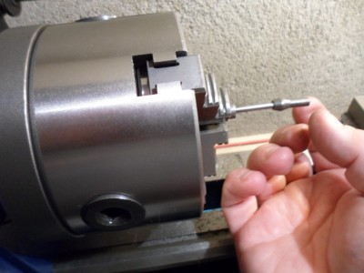 Seguimos vamos a pasar la pinza por el vástago comprobamos.