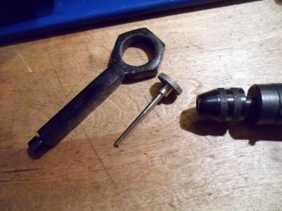Utensilios que utilizaremos en esta segunda parte que será portador de micro taladro fresa diamantada y un micro taladro seguimos. Mencionar que el porta taladro esta hecho por mi es una piza que da buen servicio proxxon tiene una en su catalogo pero la que hecho yo me gusta mas el apriete lo realiza de atrás adelante por el tornillo del extremo, seguimos....