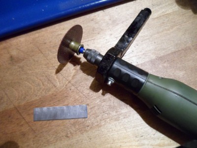 Bueno llega la hora de montarlo en el torno buscamos una chapita para que cuando lo atornillemos en el torno no se nos marque los tornillos y seguimos.