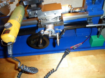 Colocada en el torno con el micro taladro es el mas pequeñito de los de proxxon pero da su servicio vista del conexionado cable realizado por mi para su conexión.
