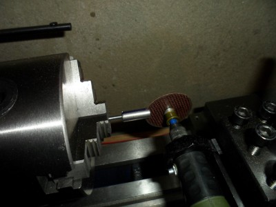 Empezamos el canal que llevara la fresa este proceso es un poco largo despacio llegaremos a nuestro cometido no tenemos que forzar por prisa queremos que se realice bien y mas o menos recto para nuestro cometido.....