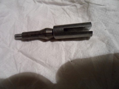Aquí muestro la fresa con la pinza y el acanalado realizado para el inserto ya desmontada, este paso esta acabado lo siguiente es construir el inserto que lo realizaremos con un trocito de una chuchilla de estas que sirven para trazar en el torno y que como son muy largas cogemos un trocito para nuestro cometido....