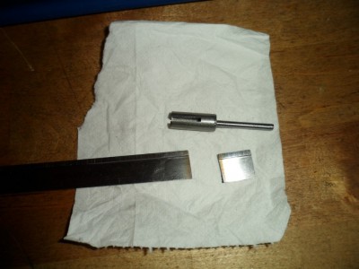 En esta imagen vemos la pieza ya cortada estos materiales son tenazas suelen estar aleados de ahí su poder para cortar esta piecita la montaremos en la cabeza de la fresa en una posición que sobresalga como dos orejas, que después procederemos a soldarla, ni que decir tienen que la soldadura tiene que ser de plata yo para este cometido utilizare soldadura de plata en pasta, que es comodísima os lo aseguro para soldar....