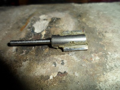 Vemos que en la fresa esta colocado el inserto de la chuchilla de trazar al 5% de cobalto, todo esta bien impregnado por todos los lados con soldadura de plata en pasta he utilizado la que mas cantidad de plata tenia un 56 % de plata en la mezcla es dura de cojones si se puede decir, esto dará lugar a una soldadura dura y recia para las altas revoluciones de las fresadoras que es el final de nuestro objetivo.....